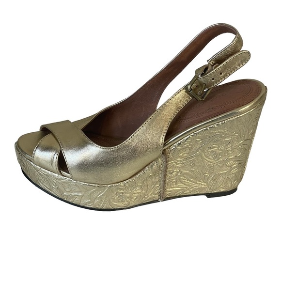 Corso Como Gold Metallic Floral Tooled Leather Wedge Slingback Heel Sandal 6.5 M - Picture 1 of 13